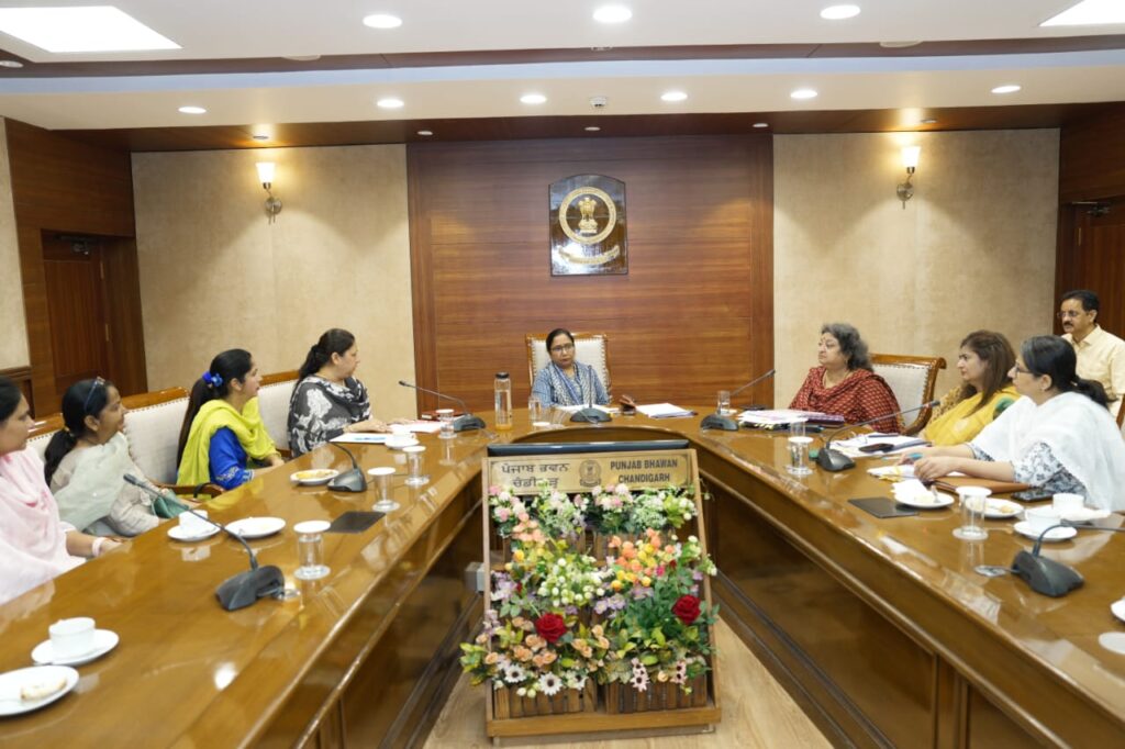 Minister Dr Baljit Kaur told about Smart Phone