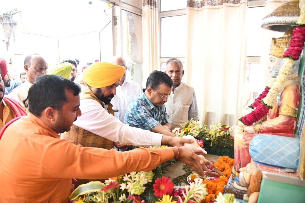 Bhagwant Singh Mann and Kejriwal paying tribute to Maharaja Agrasen ji