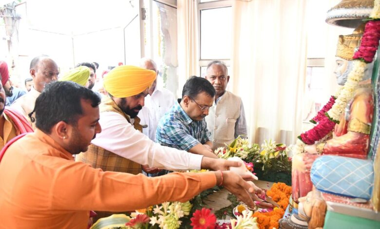 Bhagwant Singh Mann and Kejriwal paying tribute to Maharaja Agrasen ji