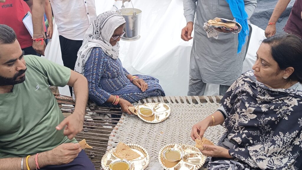 Baljeet Kaur reached Fazilka and distributed relief material herself