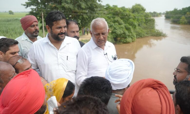 Minister Barinder Kumar Goyal in Flood in Punjab