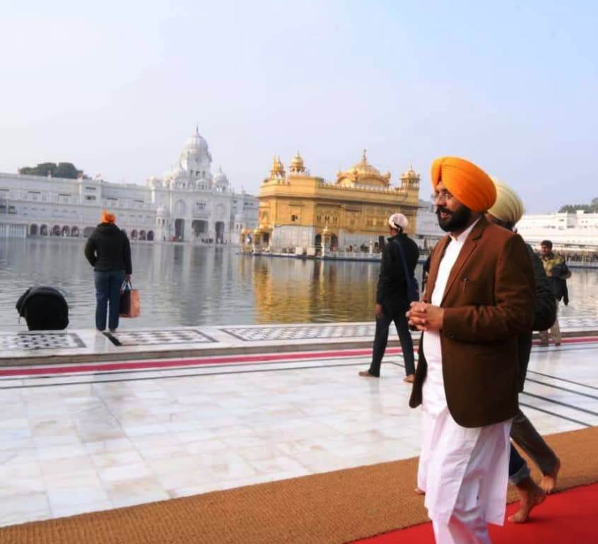 Tarunpreet Singh Saund appeared before Sri Akal Takht Sahib walking barefoot