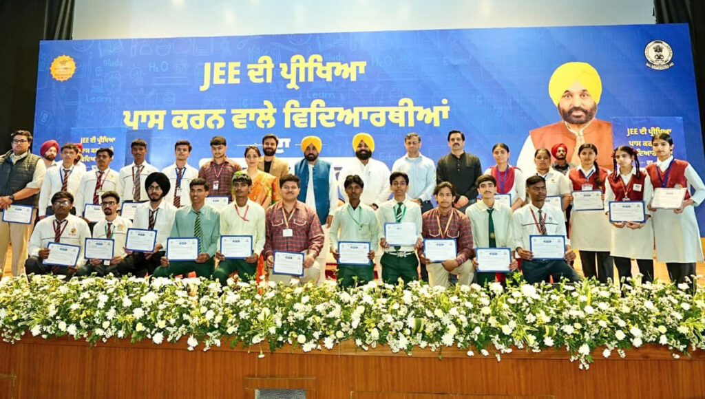 369 Students Who Cleared JEE Mains Honored