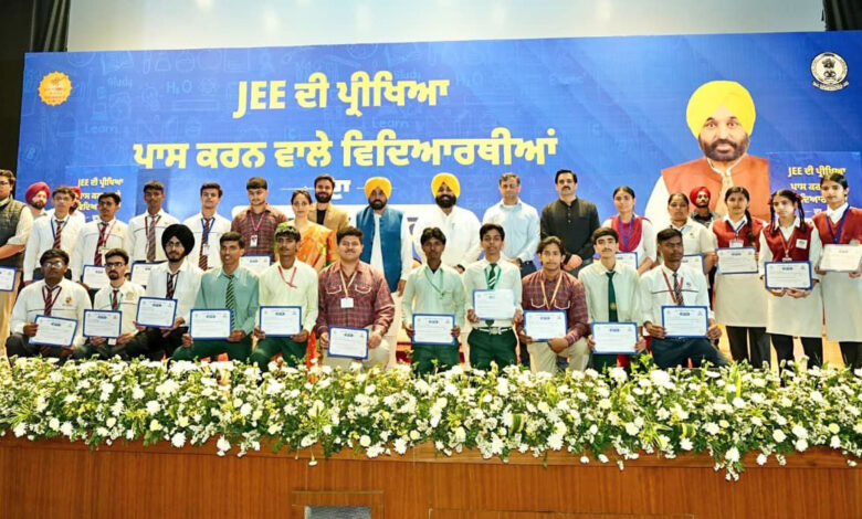 369 Students Who Cleared JEE Mains Honored