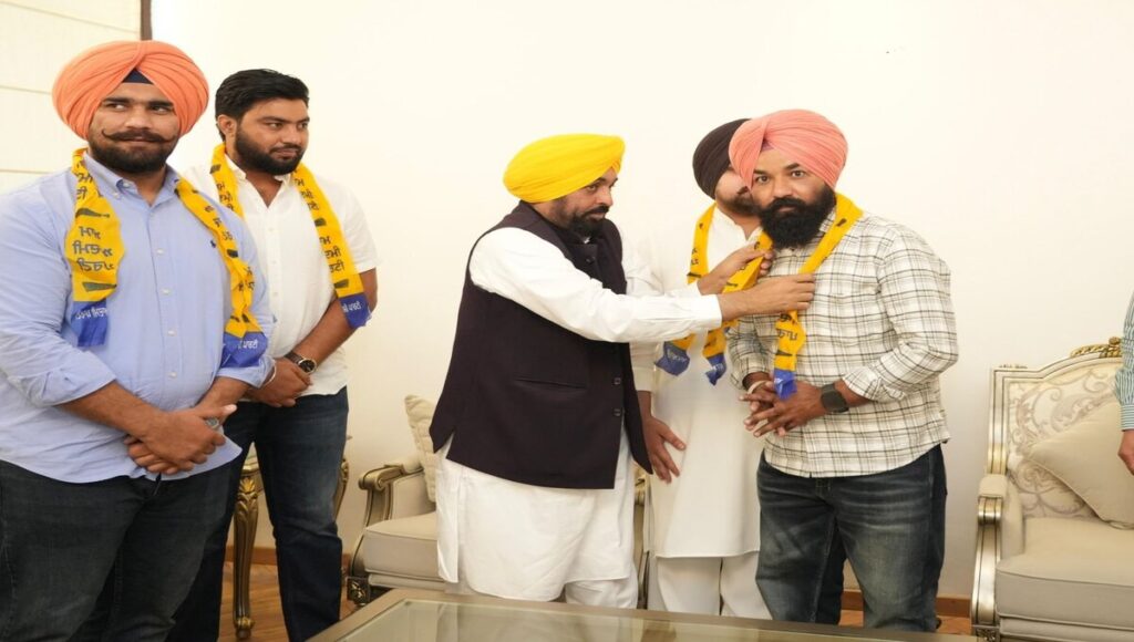 wrestler Jassa Patti, along with his team, joins the Aam Aadmi Party.