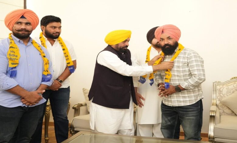 wrestler Jassa Patti, along with his team, joins the Aam Aadmi Party.