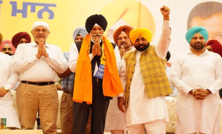 Former Minister Surjit Singh Rakhra Joins Aam Aadmi Party