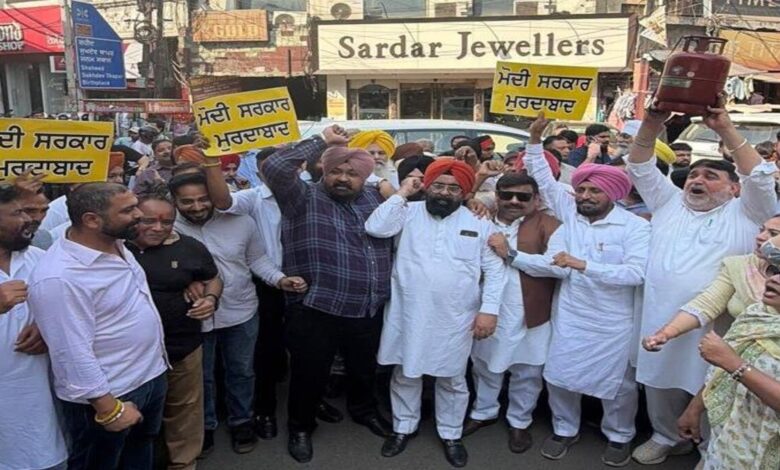 Uproar Over Hike in Cylinder Prices; AAP Trade Wing Stages Vigorous Protest