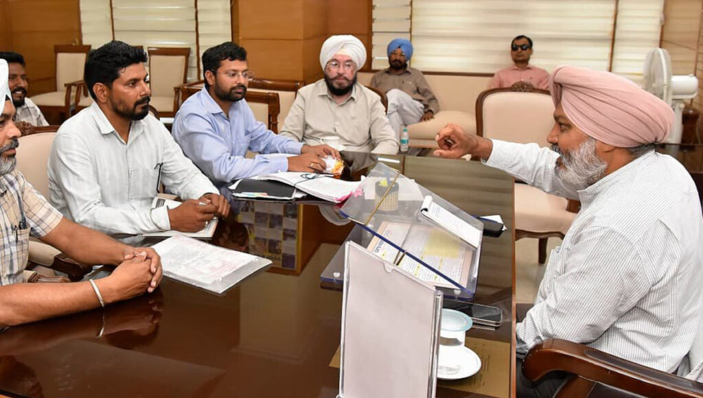 Finance Minister Cheema Holds Meeting with Employee Unions, Emphasizes Resolution