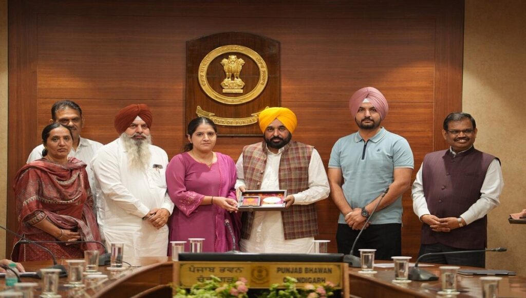 Youth who cleared the Union Public Service Commission exam honored; Chief Minister Mann boosts their morale.