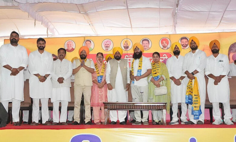 Major setback for Akali Dal in Patran; former MLA Vaninder Kaur Loomba joins AAP.