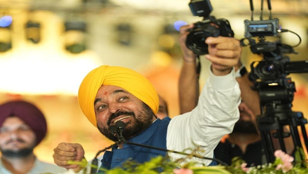 Kejriwal calls Mann 'Shravan Putra' over the expansion of Mukh Mantri Tirath Yatra Scheme