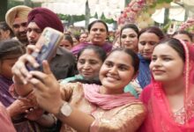 Women's voices at the Teej celebration; the 'Mawan Dhiyan Satkar Yojana' was a major topic of discussion.