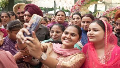 Women's voices at the Teej celebration; the 'Mawan Dhiyan Satkar Yojana' was a major topic of discussion.