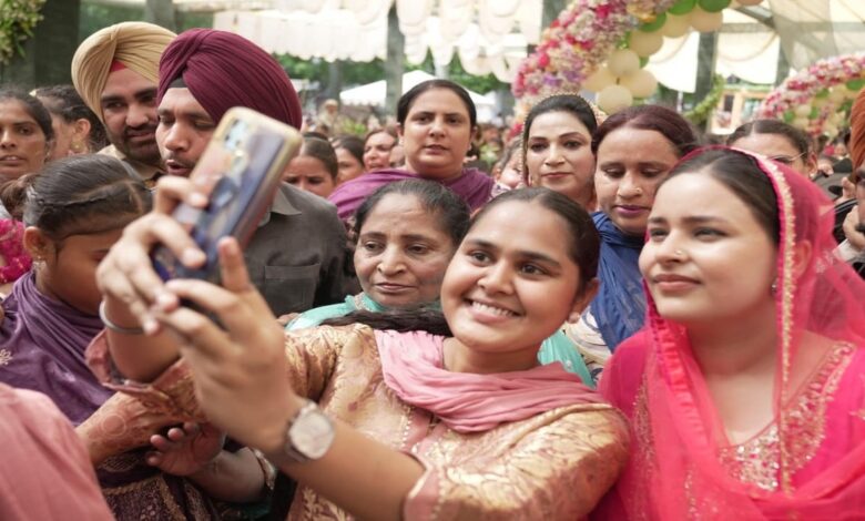 Women's voices at the Teej celebration; the 'Mawan Dhiyan Satkar Yojana' was a major topic of discussion.