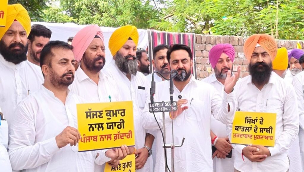 AAP attacks BJP MPs over tributes to Sajjan Kumar.