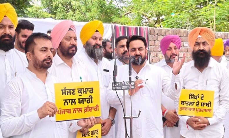 AAP attacks BJP MPs over tributes to Sajjan Kumar.