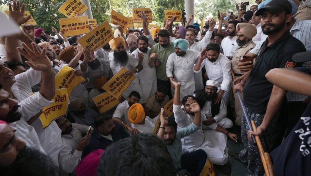 AAP workers gheraoed Enforcement Directorate teams in Mohali.