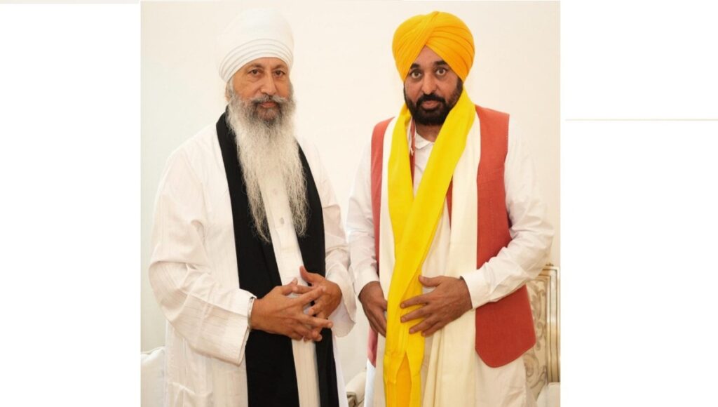 Baba Lakha Singh praised CM Mann regarding the Guru Granth Sahib Respect Law.