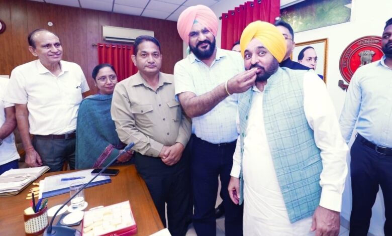 Gift for 8 lakh employees and pensioners Hike in Dearness Allowance.