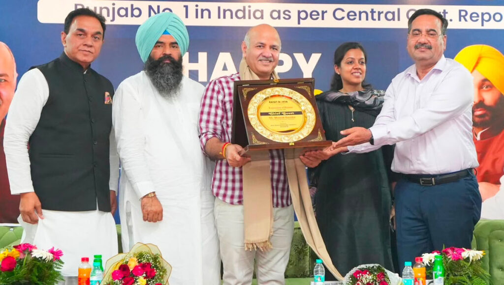 Government school teachers are the real heroes says Manish Sisodia