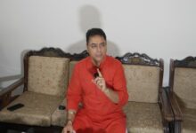 Aman Arora raises questions about factionalism and leadership selection within the Congress.