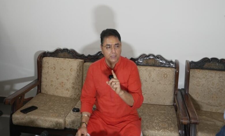 Aman Arora raises questions about factionalism and leadership selection within the Congress.